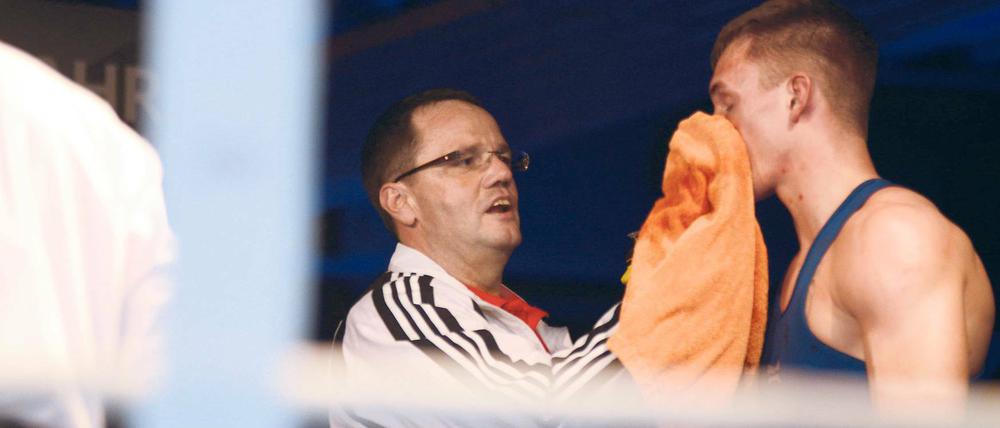 Ein alter Bekannter. Athde Gashi (r.), hier mit Trainer und Manager Ralph Mantau, war beim 10:11 in Straubing einer von zwei Kämpfern, die schon in der Vorsaison für Motor boxten. Der zweite war Josef Attanajoui.