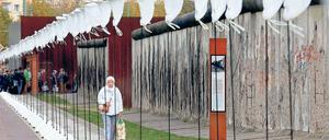 Mitmachen an der Mauer. Besucher können ihre persönliche Teilungsgeschichte an die von der Decke hängenden Clipboards heften. Die Gedenkstätte Bernauer Straße ist ab der kommenden Woche dienstags bis sonntags von 10 bis 18 Uhr geöffnet.