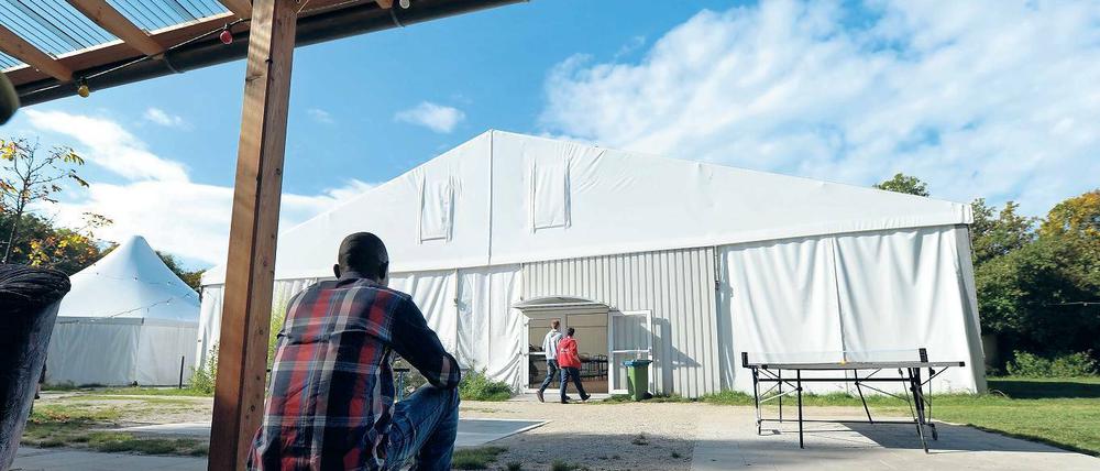 Notlösung. Während man in München bei der Unterbringung der steigenden Zahl von Flüchtlingen auf diese ausgedienten Oktoberfest-Zelte setzt, will Potsdam für bis zu 200 Flüchtlinge zumindest vorübergehend wärmeisolierte Wohncontainer aufstellen.