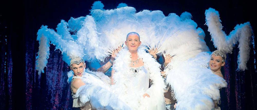 Das Glück der Federboa. Für Bernd Geiling (Mitte) als Albin/Zaza wird „La Cage aux Folles“ zu einem Triumphzug.