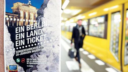 Vorsicht am Bahnsteig. Schön, dass die S-Bahn Partner des Mauerfallfests ist. Schneller geht’s aber mit der BVG. 
