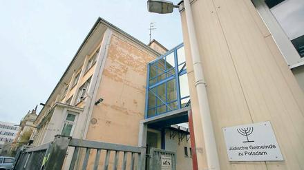 Neue Nachbarn. Auf dem Gelände der alten Feuerwache in der Werner-Seelenbinder-Straße will die Stadt für ein halbes Jahr Flüchtlinge in Baucontainern unterbringen. Um Konflikte mit der dort ansässigen Jüdischen Gemeinde zu vermeiden, sollen möglichst keine Flüchtlinge aus islamischen Ländern dort unterkommen.