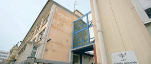Neue Nachbarn. Auf dem Gelände der alten Feuerwache in der Werner-Seelenbinder-Straße will die Stadt für ein halbes Jahr Flüchtlinge in Baucontainern unterbringen. Um Konflikte mit der dort ansässigen Jüdischen Gemeinde zu vermeiden, sollen möglichst keine Flüchtlinge aus islamischen Ländern dort unterkommen.