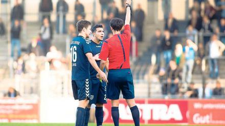 Er hat rotgesehen. Ugurtan Cepni bekam von Schiedsrichter Patrick Kluge die Gelb-Rote Karte gezeigt, nachdem sich der Babelsberger Linksverteidiger nach einem Foulspiel an ihm mit breiter Brust vor seinem Gegenspieler aufbaute.
