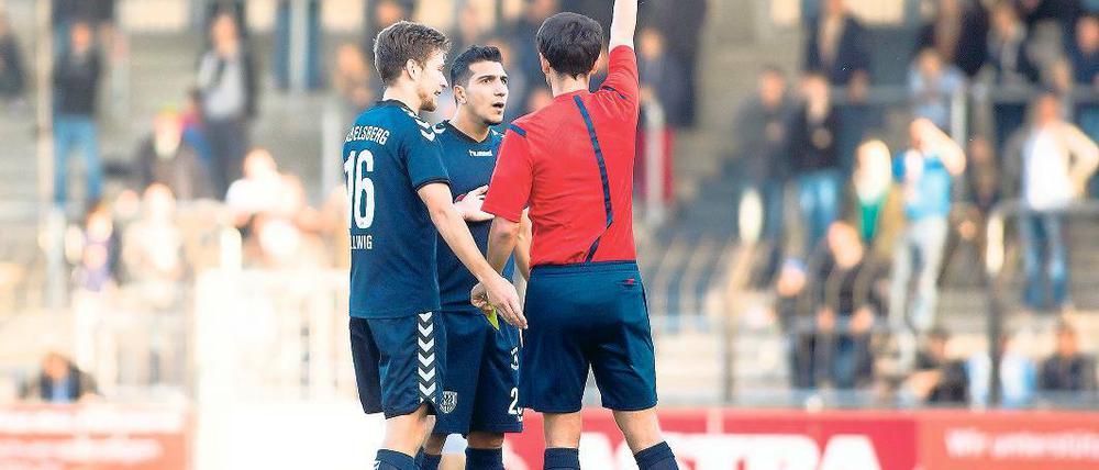 Er hat rotgesehen. Ugurtan Cepni bekam von Schiedsrichter Patrick Kluge die Gelb-Rote Karte gezeigt, nachdem sich der Babelsberger Linksverteidiger nach einem Foulspiel an ihm mit breiter Brust vor seinem Gegenspieler aufbaute.
