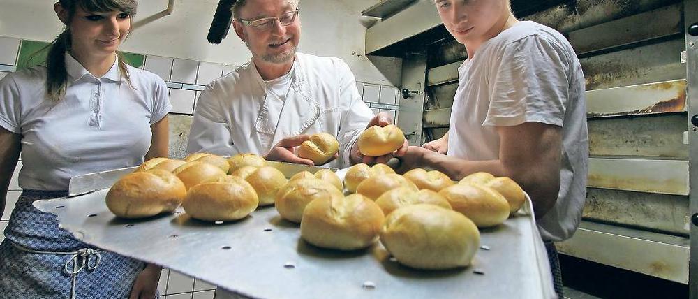 Täglich Brot. Eine Konditorin und einen Bäcker bildet Bäckerei-Braune-Chef Werner Gniosdorz derzeit aus. Wegen der nächtlichen Arbeitszeiten ist es schwer, Jugendliche zu finden.