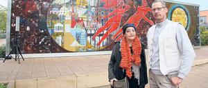 Abheben. B. Raetsch und Baudenkmalpfleger Groth vor dem Kunstwerk.