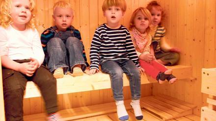 Probesitzen. Fürs Foto haben Stahnsdorfer Krippenkinder Probe gesessen in ihrer neuen Sauna. Sauniert wird wöchentlich für zweimal zehn Minuten bei 60 Grad.