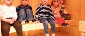 Probesitzen. Fürs Foto haben Stahnsdorfer Krippenkinder Probe gesessen in ihrer neuen Sauna. Sauniert wird wöchentlich für zweimal zehn Minuten bei 60 Grad.