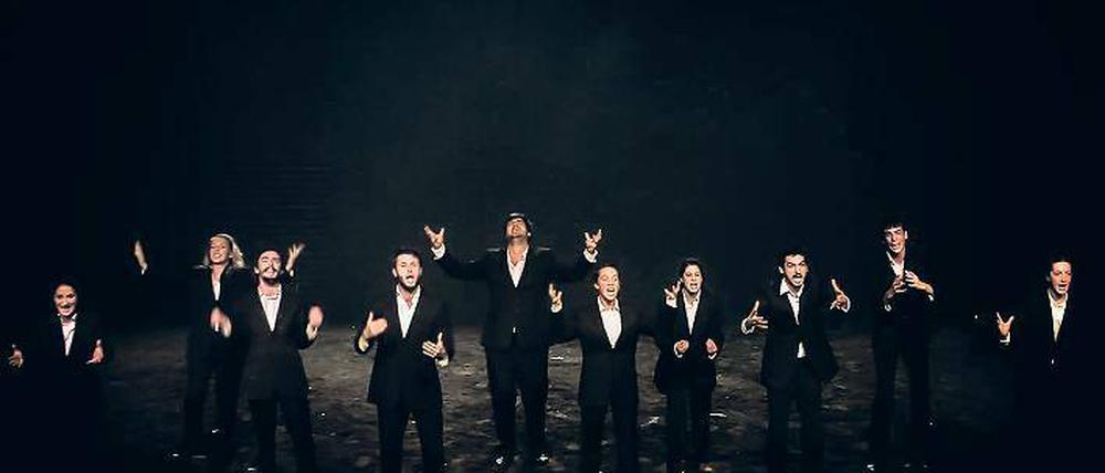 Da hilft auch kein Lamentieren. In „Amor Fati“ sind die Lebenden nur Untote, da sie aller Chancen beraubt sind.