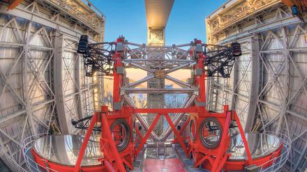 Großes Auge. Das Large Binocular Telescope (LBT) auf dem Mount Graham in Arizona kann nun dank Potsdamer Technik nach Biosignaturen im All suchen.