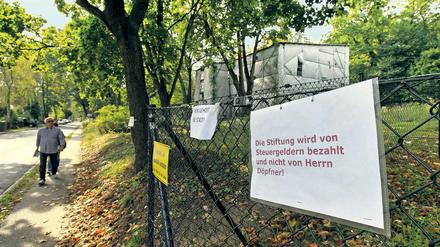 Zaunstreit. Mäzen Döpfner will einen historischen Park der Schlösserstiftung am Pfingstberg wiederherstellen – Anwohner demonstrieren gegen den aufgestellten Zaun.