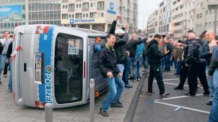 Auf Randale aus. In Köln kippten Hooligans auch ein Polizeiauto um. Fast 50 Polizisten wurden leicht verletzt. Solcher Krawall soll Berlin möglichst erspart bleiben.