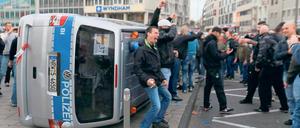 Auf Randale aus. In Köln kippten Hooligans auch ein Polizeiauto um. Fast 50 Polizisten wurden leicht verletzt. Solcher Krawall soll Berlin möglichst erspart bleiben.