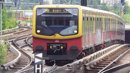 Unschöner Zug. Mal abesehen davon, dass der Lack bei vielen S-Bahnen mittlerweile ziemlich stumpf aussieht, muss sich der Senat Vorwürfe gefallen lassen, von vornherein auf die Deutsche Bahn als Betreiberin gesetzt zu haben. 