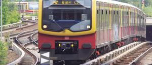 Unschöner Zug. Mal abesehen davon, dass der Lack bei vielen S-Bahnen mittlerweile ziemlich stumpf aussieht, muss sich der Senat Vorwürfe gefallen lassen, von vornherein auf die Deutsche Bahn als Betreiberin gesetzt zu haben. 