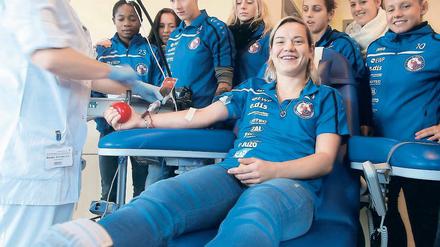 Vorbildlich. Die Potsdamer Fußballerin Jennifer Zietz spendet Blut.