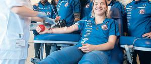 Vorbildlich. Die Potsdamer Fußballerin Jennifer Zietz spendet Blut.