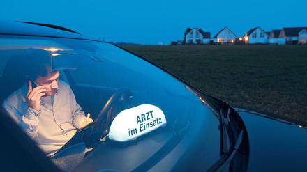 Warten, bis der Arzt kommt. In vielen Regionen Brandenburgs fehlen Fachärzte. Das soll sich durch die neue Hochschule in Neuruppin ändern, deren Gründung an diesem Dienstag vollzogen wird.