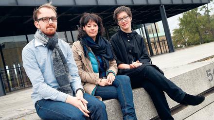 Raumexperiment. Euan Williams, Christina Werner, Sophia Pompéry (von links) vor der Neuen Nationalgalerie.