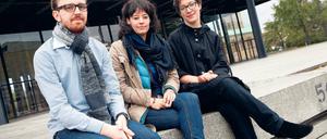 Raumexperiment. Euan Williams, Christina Werner, Sophia Pompéry (von links) vor der Neuen Nationalgalerie.