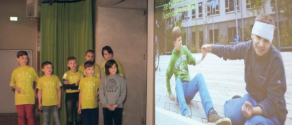Nur gemeinsam stark. In ihren Fotogeschichten erzählen die Kinder Geschichten vom Miteiander und gegenseitigen Helfen. Inspiriert wurden sie von der Feuerwehr und der Polizei.