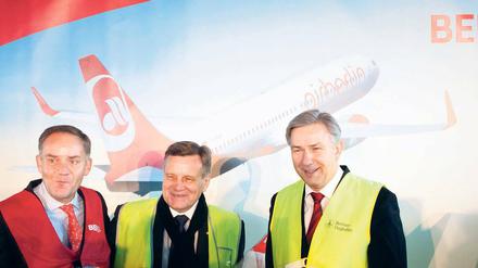 Wer fliegt als Nächster? Rainer Schwarz (l.) wurde beim BER entlassen – vom Aufsichtsrat um Klaus Wowereit (r.), der inzwischen seinen eigenen Rücktritt angekündigt hat. Es bleibt noch Hartmut Mehdorn als letzter Kämpfer auf der Baustelle.
