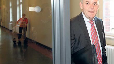 Gewinner vor Gericht. Der einstige BER-Chef Rainer Schwarz – hier beim Prozessauftakt – hatte gegen seinen Rauswurf geklagt. Zur Urteilsverkündung kam er nicht.