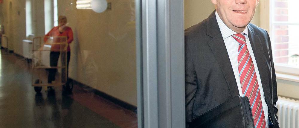 Gewinner vor Gericht. Der einstige BER-Chef Rainer Schwarz – hier beim Prozessauftakt – hatte gegen seinen Rauswurf geklagt. Zur Urteilsverkündung kam er nicht.