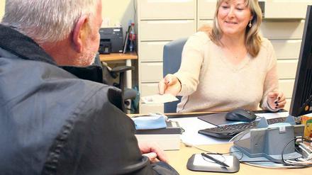 Ein Amt für zwei. Annette Laue ist im Beelitzer Einwohnermeldeamt auch für die Einwohner der Nachbargemeinde Seddiner See zuständig, die hier ihre Ausweise beantragen können.