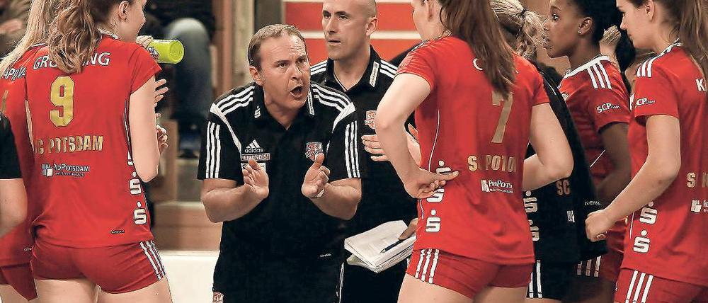Spiel der Emotionen. Potsdams Trainer Alberto Salomoni brachte seine ganze Leidenschaft ein, um seine Volleyball-Frauen auf Kurs zu halten.