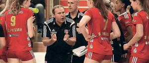 Spiel der Emotionen. Potsdams Trainer Alberto Salomoni brachte seine ganze Leidenschaft ein, um seine Volleyball-Frauen auf Kurs zu halten.