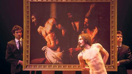 Und Jesus steigt vom Kreuz. In der Inszenierung „Amor Fati“ der französischen Gruppe Théâtre du Balèti durchwandert Jesus Christus unsere Gesellschaft.