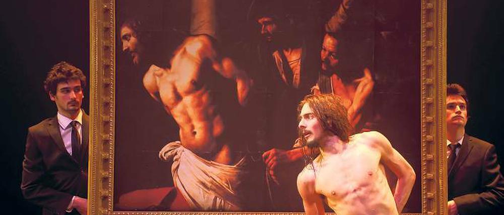 Und Jesus steigt vom Kreuz. In der Inszenierung „Amor Fati“ der französischen Gruppe Théâtre du Balèti durchwandert Jesus Christus unsere Gesellschaft.