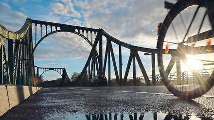 Symbolort. Die Glienicker Brücke gilt als Symbol der deutsch-deutschen Teilung. Touristen und Besucher vor Ort erfahren jedoch kaum etwas über die Bedeutung des Bauwerks. Daran gibt es seit Jahren Kritik.
