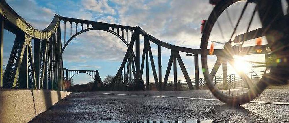 Symbolort. Die Glienicker Brücke gilt als Symbol der deutsch-deutschen Teilung. Touristen und Besucher vor Ort erfahren jedoch kaum etwas über die Bedeutung des Bauwerks. Daran gibt es seit Jahren Kritik.