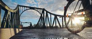 Symbolort. Die Glienicker Brücke gilt als Symbol der deutsch-deutschen Teilung. Touristen und Besucher vor Ort erfahren jedoch kaum etwas über die Bedeutung des Bauwerks. Daran gibt es seit Jahren Kritik.