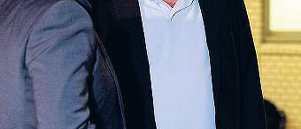 Alptraum in Japan. Philippe Bianchi (r.) sorgt sich um seinen Sohn Jules.