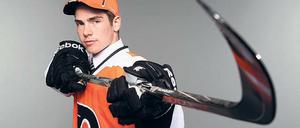 Berlin statt Philadelphia. Marcel Noebels wollte sich in der NHL durchsetzen, schaffte aber nie den Sprung ins Profiteam der Philadelphia Flyers, dessen Kleidung er auf dem Foto trägt. Nun hofft der 22-Jährige auf einen Neustart bei den Eisbären.