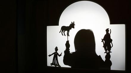 Die jungen Besucher können sich auch in der Kunst des Schattentheaterspielens ausprobieren.