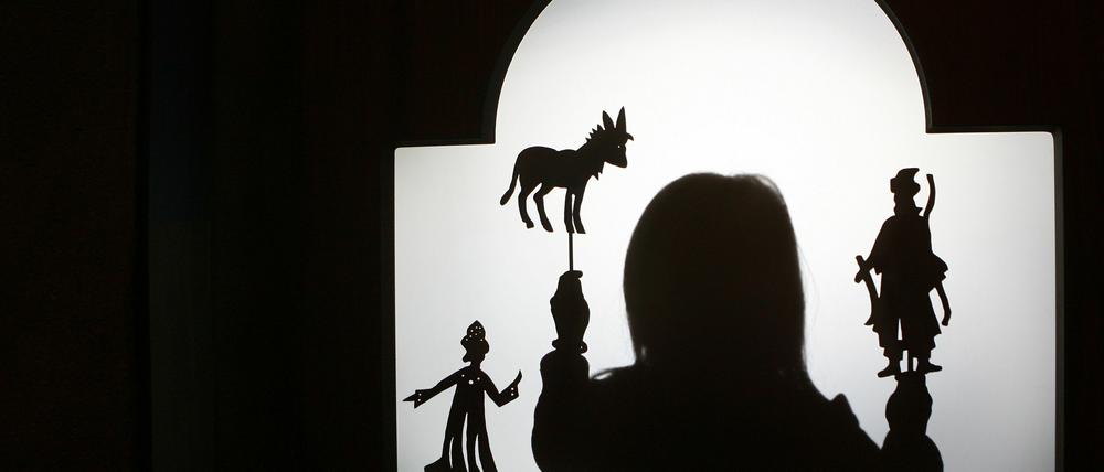 Die jungen Besucher können sich auch in der Kunst des Schattentheaterspielens ausprobieren.