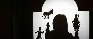 Die jungen Besucher können sich auch in der Kunst des Schattentheaterspielens ausprobieren.