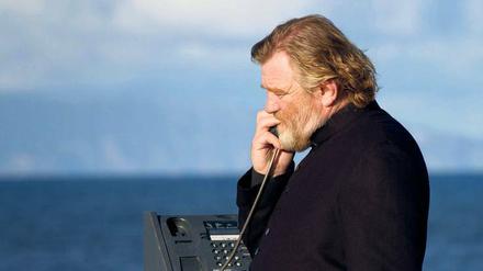 Am Apparat. Für Mitteleuropäer eher ungewöhnlich sind die Lebensgewohnheiten an der irischen Küste. So nimmt Dorfpriester Lavelle (Brendan Gleeson) in John Michael McDonaghs Film die Beichte schon mal fernmündlich im Freien entgegen.