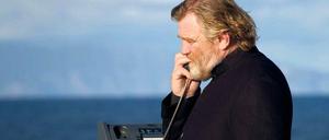 Am Apparat. Für Mitteleuropäer eher ungewöhnlich sind die Lebensgewohnheiten an der irischen Küste. So nimmt Dorfpriester Lavelle (Brendan Gleeson) in John Michael McDonaghs Film die Beichte schon mal fernmündlich im Freien entgegen.