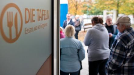 Menschen an einer Ausgabestelle in Cottbus.
