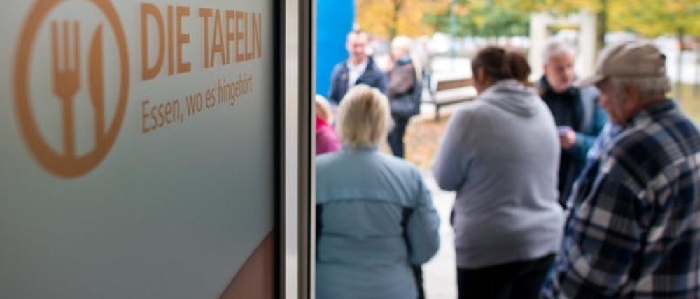 Menschen an einer Ausgabestelle in Cottbus.