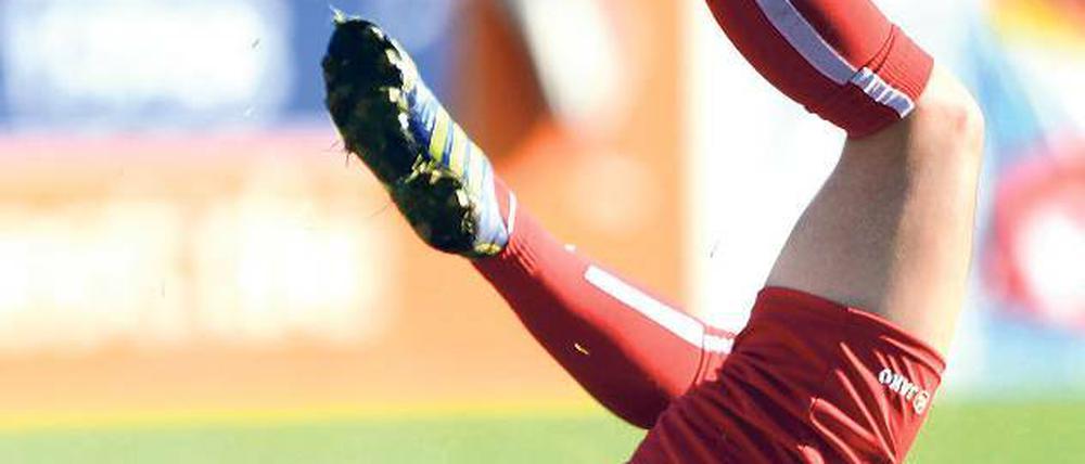 Bruchlandung an der Wedau. Der Sturz von Asano Nagasato könnte kaum symbolischer für die derzeitige Situation von Turbine Potsdam kaum sein.