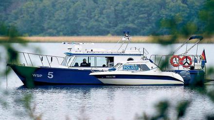 Zäher Indizienprozess: Polizeiboote bei den damaligen Ermittlungen zum sogenannten Maskenmann auf dem Storkower See.