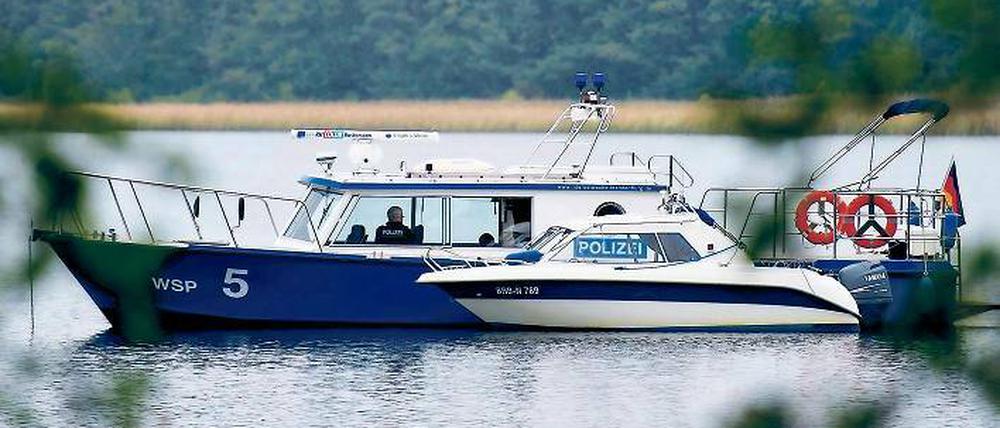 Zäher Indizienprozess: Polizeiboote bei den damaligen Ermittlungen zum sogenannten Maskenmann auf dem Storkower See.