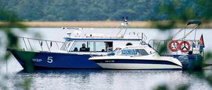 Zäher Indizienprozess: Polizeiboote bei den damaligen Ermittlungen zum sogenannten Maskenmann auf dem Storkower See.